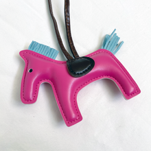 Charger l'image dans la galerie, Rodeo Drive Pendent Cuir Charme - Rose Fuschia