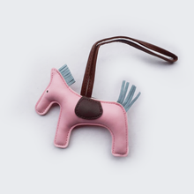 Charger l'image dans la galerie, Rodeo Drive Pendent Cuir Charme - rose pale